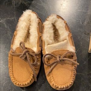 Kids Ugg Dakota slipper Moccasin 11 new never worn